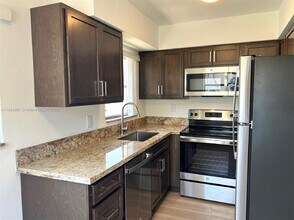 270 NE 40th St in Oakland Park, FL - Building Photo - Building Photo
