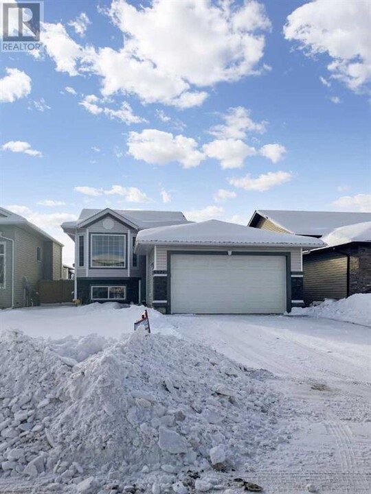 8821-8874 74 Ave in Grande Prairie, AB - Building Photo