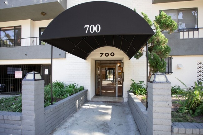 700 Westmount Dr in West Hollywood, CA - Building Photo - Building Photo