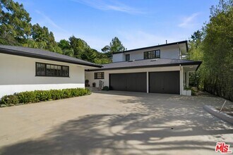9023 Alto Cedro Dr in Beverly Hills, CA - Building Photo - Building Photo