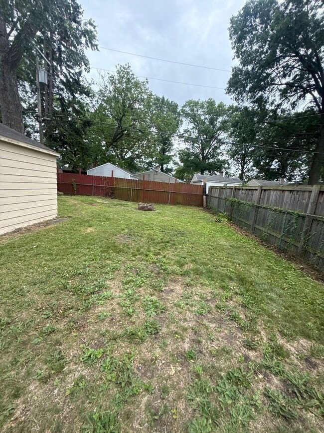 25211 Hopkins St in Dearborn Heights, MI - Building Photo - Building Photo