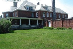 250 Lake St in Rouses Point, NY - Foto de edificio - Building Photo