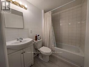 122 Pressed Brick Dr in Brampton, ON - Building Photo - Building Photo