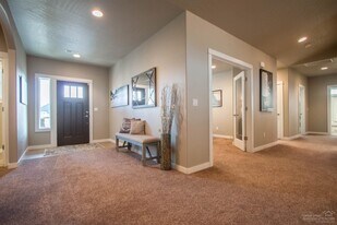 4742 SW Volcano Ave in Redmond, OR - Building Photo