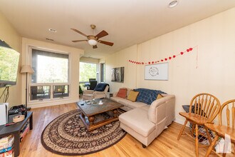 1133 W Addison St, Unit 2I in Chicago, IL - Building Photo - Building Photo