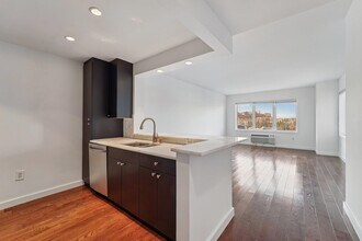 3118 City Pl in Edgewater, NJ - Building Photo - Building Photo