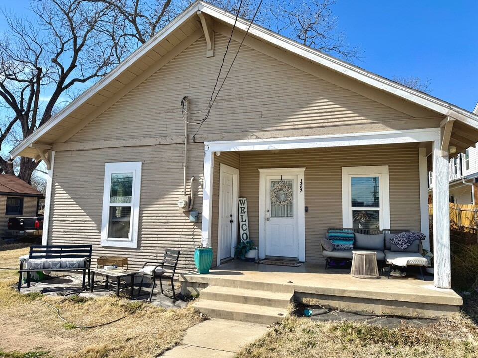 1287 W Frey in Stephenville, TX - Building Photo