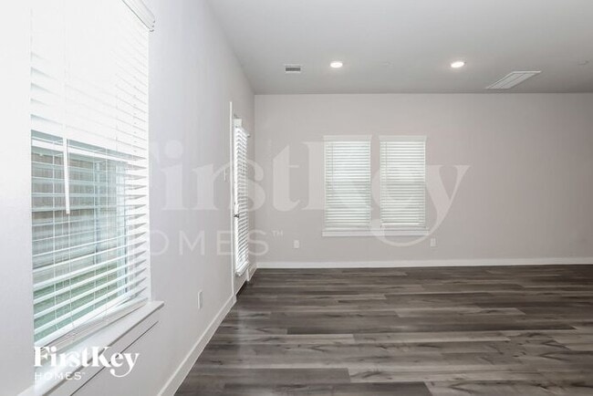 333 N Centro Cir in Shenandoah, TX - Building Photo - Building Photo