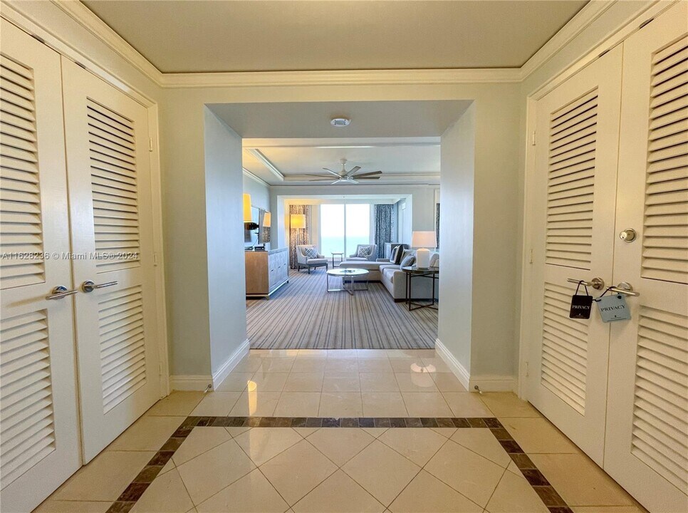 455 Grand Bay Dr in Key Biscayne, FL - Building Photo