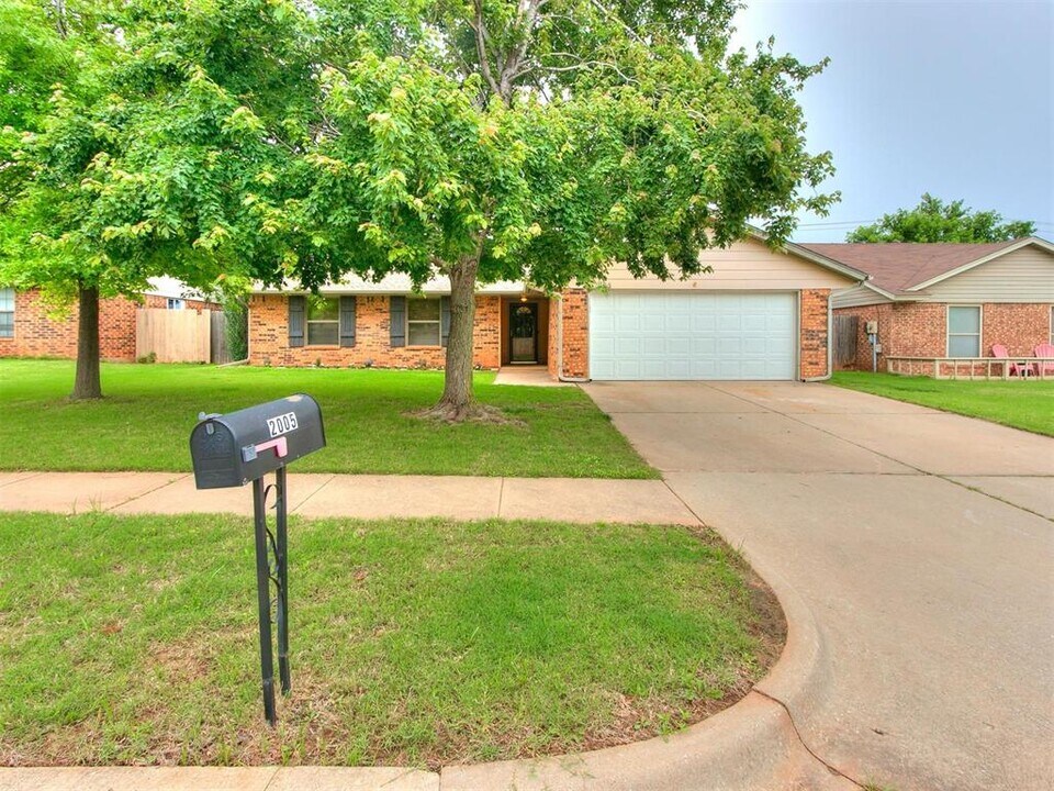 2005 Tracys Terrace in Edmond, OK - Building Photo