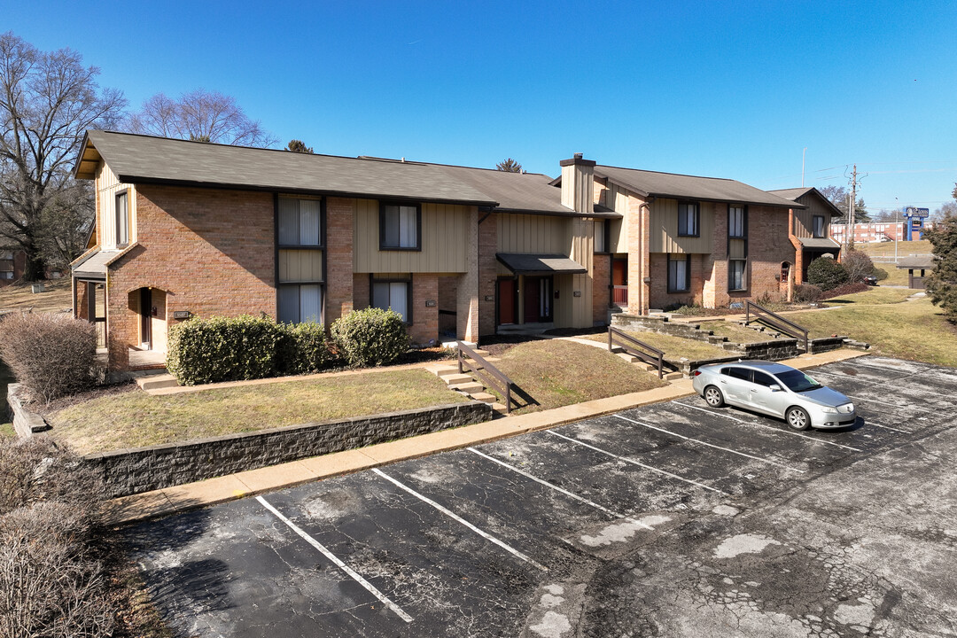 The Knolls Townhomes in St. Louis, MO - Building Photo