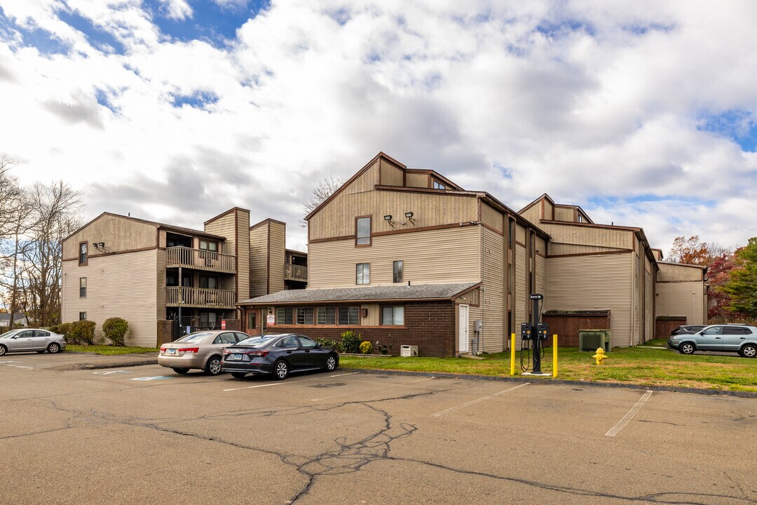 Breezewood Condominiums in East Haven, CT - Building Photo