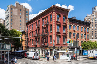 135 Waverly Pl in New York, NY - Building Photo - Primary Photo