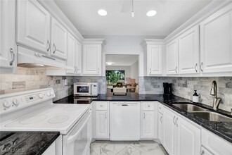 1055 Forest Lakes Dr in Naples, FL - Building Photo - Building Photo