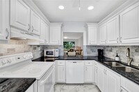 1055 Forest Lakes Dr in Naples, FL - Foto de edificio - Building Photo