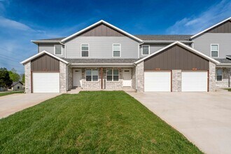 Oakwood Heights Townhomes in Republic, MO - Foto de edificio - Building Photo