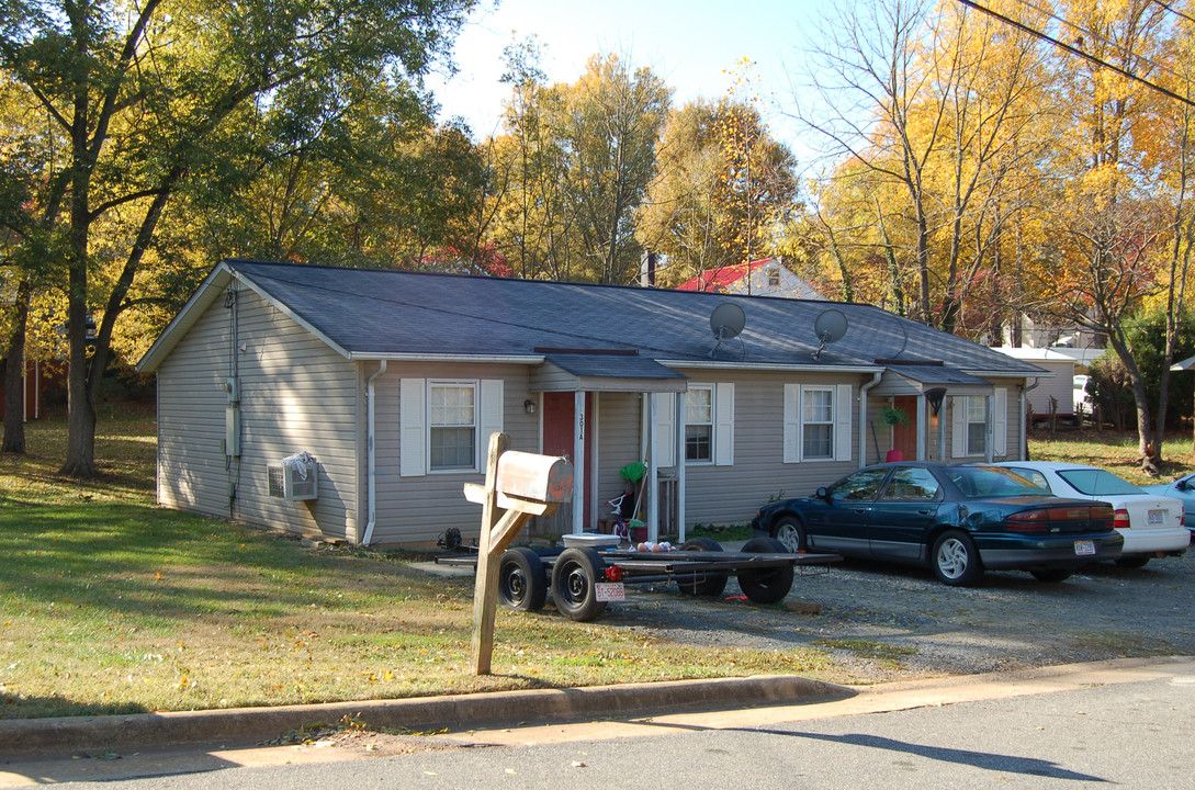 301 W 10th St in Newton, NC - Building Photo