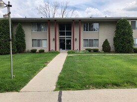 33297 Kingslane Ct, Unit 7 in Farmington, MI - Building Photo