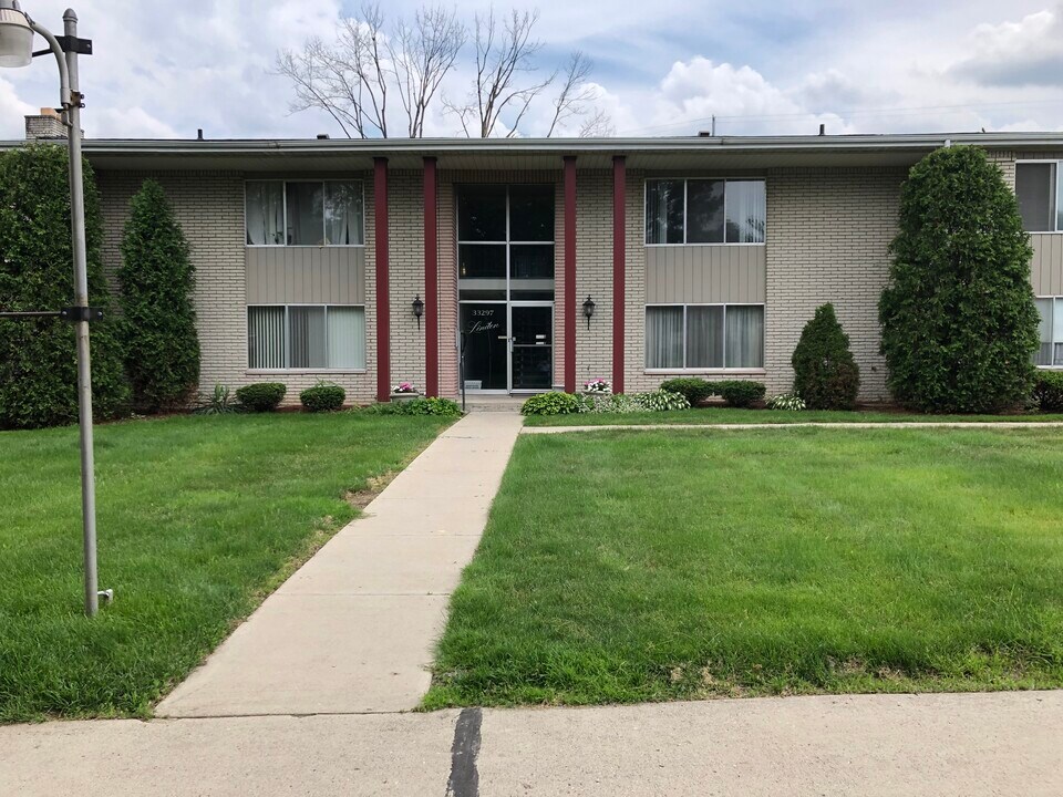 33297 Kingslane Ct, Unit 7 in Farmington, MI - Building Photo