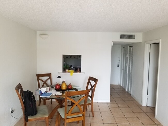 14421 N Kendall Dr, Unit M203 in Miami, FL - Building Photo - Building Photo