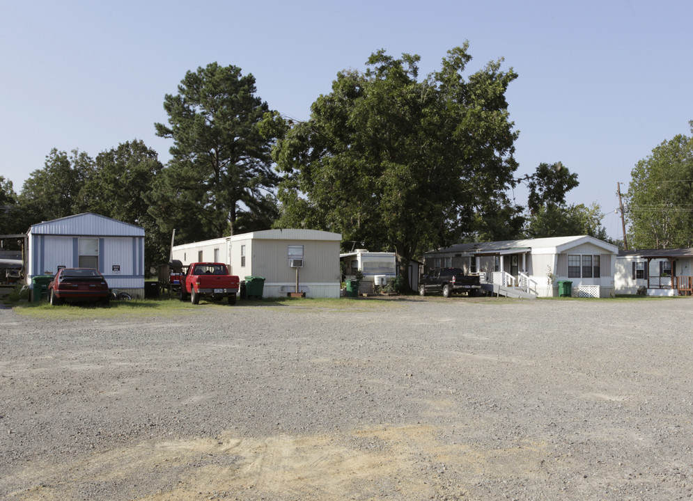 305 W Dewitt Henry Dr in Beebe, AR - Building Photo