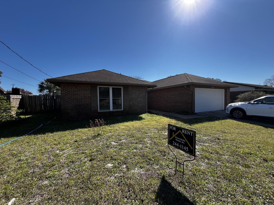 836 Boulevard De L'Orleans in Mary Esther, FL - Building Photo