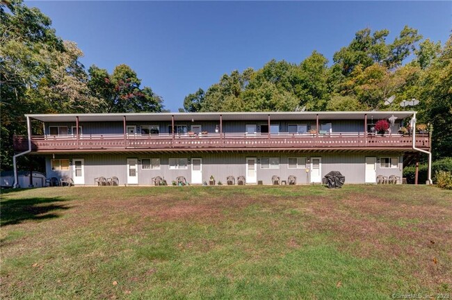 26 Crandall Hill Rd in Montville, CT - Foto de edificio - Building Photo