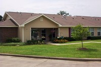 Monroe Housing Properties for Retired Living in Monroe, LA - Foto de edificio - Building Photo