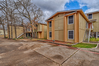 Treehouse Apartments in Arlington, TX - Building Photo - Building Photo