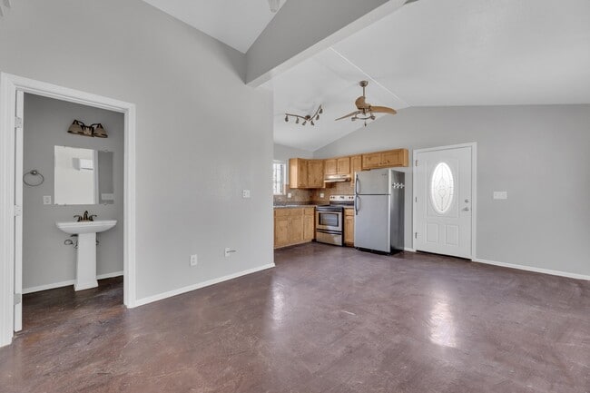 1127 N El Paso St, Unit 5 in El Paso, TX - Foto de edificio - Building Photo