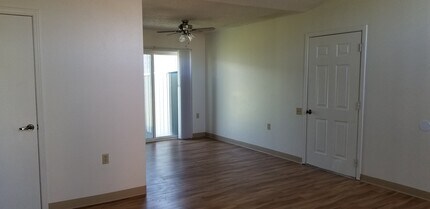 Cottonwood Estates Apartments in Casper, WY - Building Photo - Interior Photo