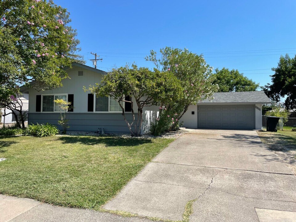 1410 Gerry Way in Roseville, CA - Building Photo