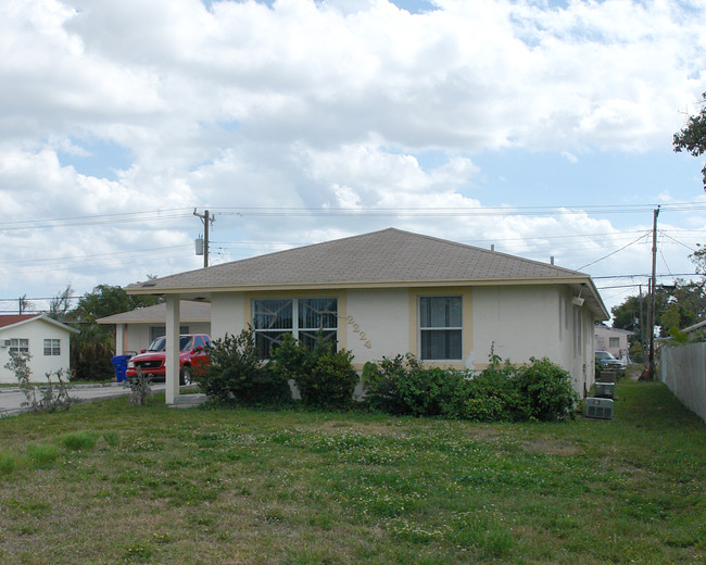 2224 Pierce St in Hollywood, FL - Foto de edificio - Building Photo