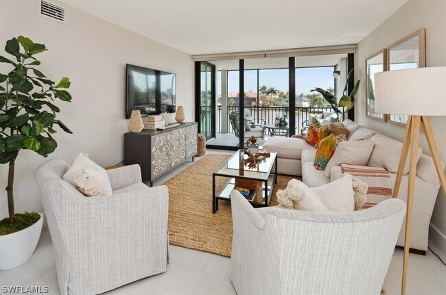 10562 Gulf Shore Dr in Naples, FL - Foto de edificio - Building Photo