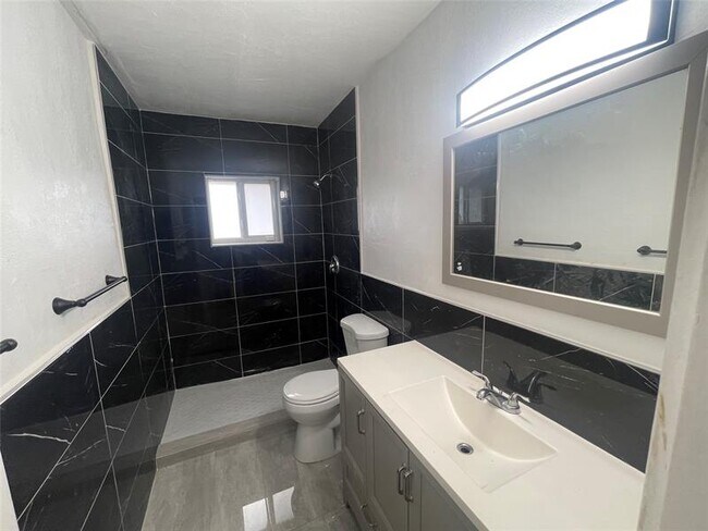 7902 NW 70th Ct in Tamarac, FL - Building Photo - Building Photo