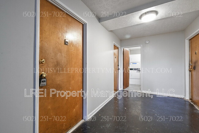 3400 Lesway Ct in Louisville, KY - Building Photo - Building Photo