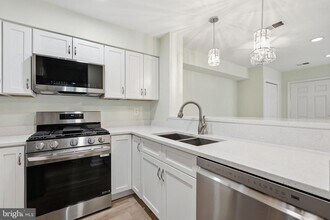 5957 Havener House Way in Centreville, VA - Building Photo - Building Photo