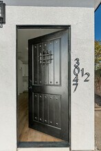 3043 S Bronson Ave, Unit 1 in Los Angeles, CA - Building Photo - Building Photo