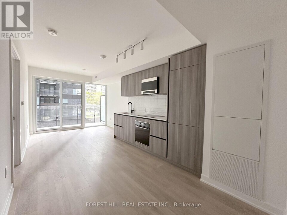 117-117 Broadway Ave in Toronto, ON - Building Photo
