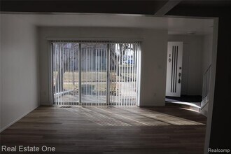 8256 Karam Blvd in Warren, MI - Building Photo - Building Photo