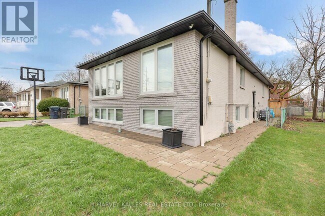 242 Acton Ave in Toronto, ON - Building Photo - Building Photo