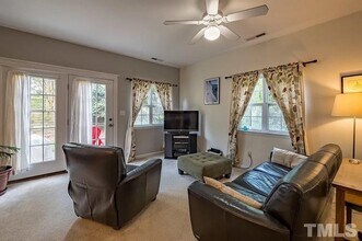 245 Plaza Dr in Chapel Hill, NC - Foto de edificio - Building Photo