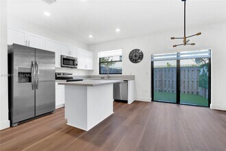 859 NE 211th St in North Miami Beach, FL - Building Photo - Building Photo