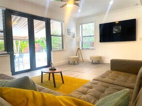 10825 Peachtree Dr in Miami, FL - Building Photo - Building Photo