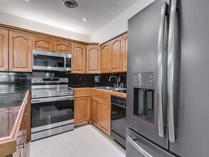 870 NE 182nd St in North Miami Beach, FL - Building Photo - Building Photo