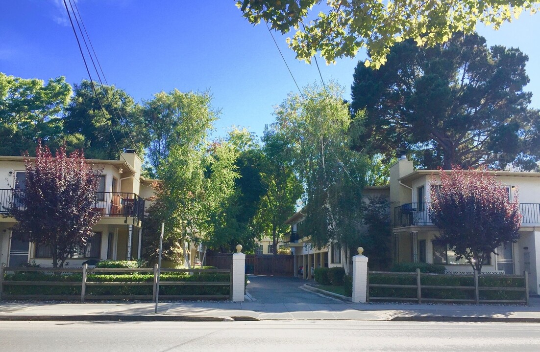 Laurel Court Apartments in Menlo Park, CA - Building Photo