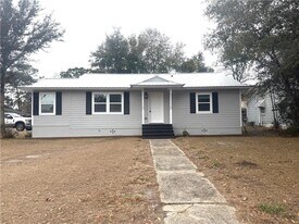 3301 Kelwin Ave in Brunswick, GA - Building Photo