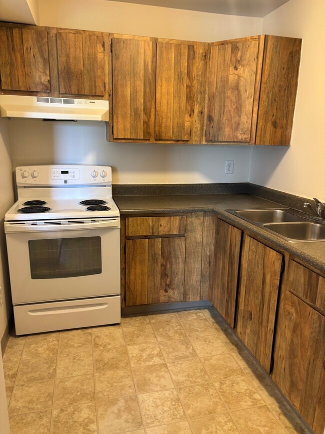 Knob Pines Apartments in Charlotte, MI - Building Photo - Building Photo