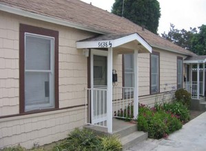 9630-9638 Flower St in Bellflower, CA - Foto de edificio - Building Photo