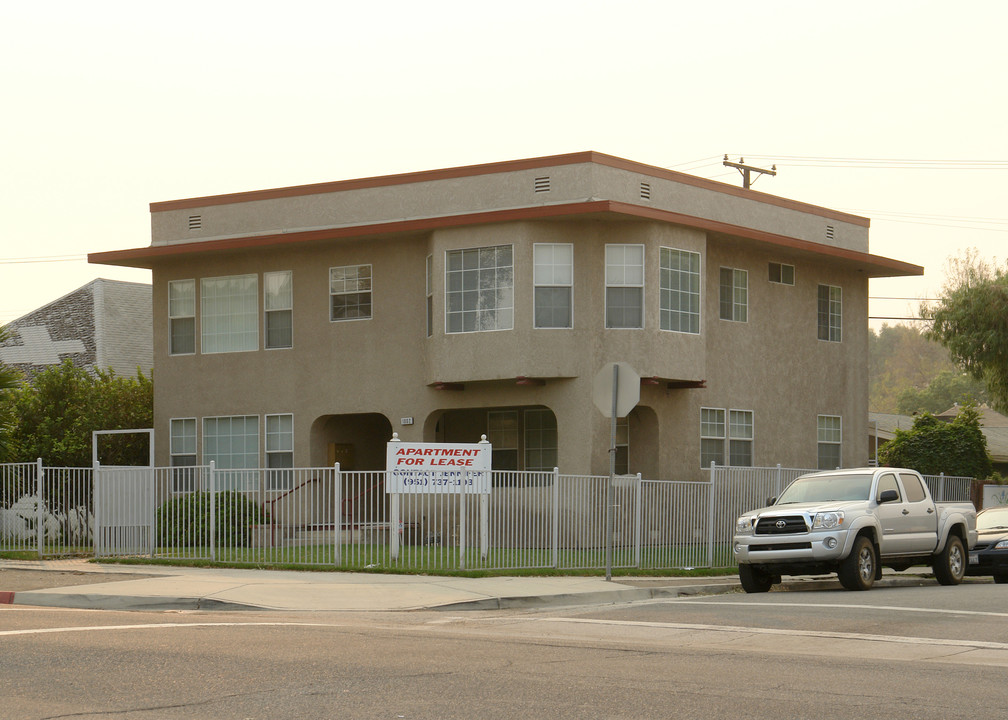 1002 N Main St in Corona, CA - Foto de edificio